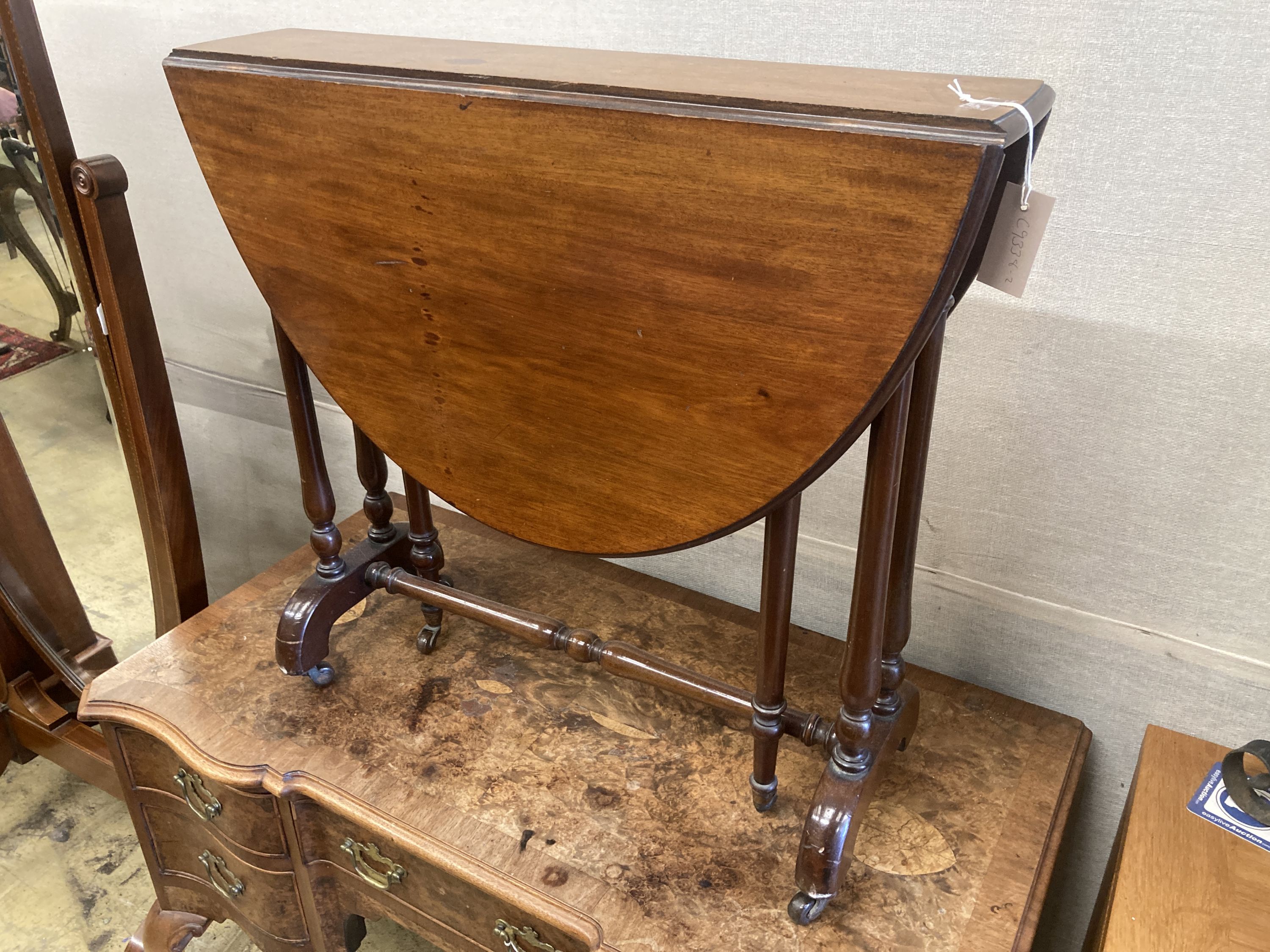 An Edwardian mahogany Sutherland table, width 75cm, depth 18cm, height 71cm